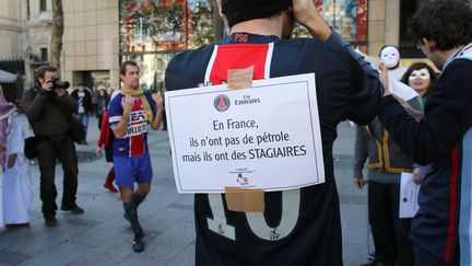 Une manifestation à Paris le 31 octobre 2012, suite au choix du PSG d'embaucher un stagiaire plutôt qu'un véritable employé pour s'occuper des relations publiques du club. (THOMAS SAMSON / AFP)