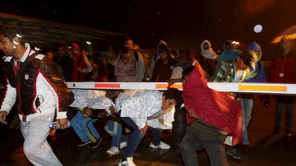 &nbsp; (Un premier groupe de migrants a traversé la frontière autrichienne dans la nuit de vendredi à samedi © Reuters/Heinz-Peter Bader)