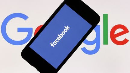 Photo d'illustration&nbsp;d'un écran de téléphone portable affichant le logo de Facebook devant un écran d'ordinateur affichant l'icône Google à Ankara, en Turquie, le 21 décembre 2020.&nbsp; (HALIL SAGIRKAYA / ANADOLU AGENCY / AFP)