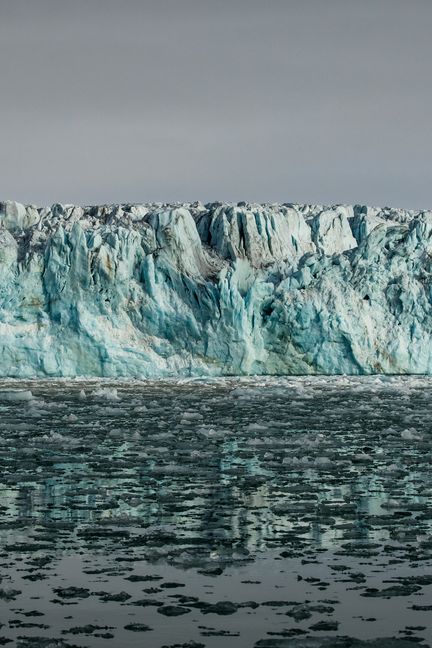 Le glacier de Lilliehook, sur l'île Spitzberg, dans l'archipel du Svalbard (Norvège), en 2017.&nbsp; (MERIL DAREES / MANON MOULIS / BIOSPHOTO / AFP)