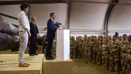 Le président français, Emmanuel Macron s'adressant aux soldats de la force Barkhane à Gao dans le nord du Mali, le 19 mai 2017, lors de son premier déplacement hors d'Europe après son élection. (CHRISTOPHE PETIT TESSON/POOL/AFP)