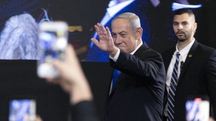 L'ex-Premier ministre israélien Benyamin Netanyahou, chef du parti Likoud, devant ses soutiens à Jérusalem le 2 novembre 2022. (STRINGER / ANADOLU AGENCY)