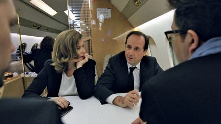 6 mai 2012, 23h05. Nous avons regagn&eacute; l'a&eacute;roport de Brive. Direction Paris. Nous sommes la m&ecirc;me petite bande que lors du premier tour de l'&eacute;lection. Nous avions pr&eacute;vu de la musique pour f&ecirc;ter cette victoire. Je sens aussit&ocirc;t en entrant dans ce Falcon que Fran&ccedil;ois n'est pas dans cette ambiance. Il est d&eacute;j&agrave; pr&eacute;sident de la R&eacute;publique. La musique reste dans le sac. Il nous raconte ses derni&egrave;res impressions de campagne et ses premiers sentiments de chef d'Etat. (STEPHANE RUET)