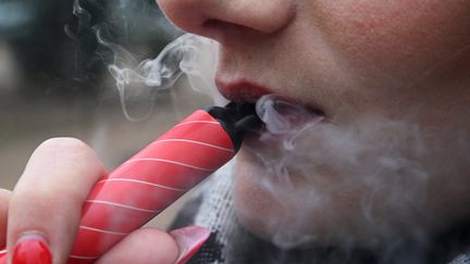 Une jeune femme inhale la fumée d'une Puff. (THIERRY NICOLAS / MAXPPP)