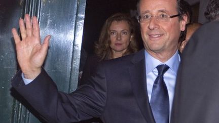 Valérie  Trierweiler derrière François Hollande (17 octobre 2011) (JOEL SAGET/AFP)