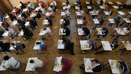 Des lycéens passent l'épreuve de philosophie, le 17 juin 2019, au lycée Pasteur de Strasbourg. (FREDERICK FLORIN / AFP)