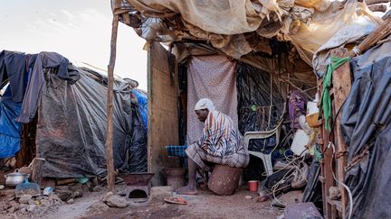 Les conflits qui durent depuis une décennie au Mali poussent des habitants à se réfugier dans des camps de déplacés. Ici, à Bamako, le 9 novembre 2022. (OUSMANE MAKAVELI / AFP)