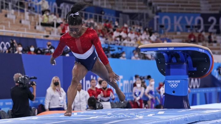 La réception approximative de Simone Biles au saut, après avoir subi une perte de repères durant l'envol, aux JO de Tokyo, le 27 juillet 2021. (GREGORY BULL/AP/SIPA)