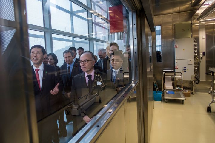 Le Premier ministre, Bernard Cazeneuve, visite le laboratoire P4 de Wuhan (Chine), le 23 février 2017. Yves Lévy, président-directeur général de l'Inserm, est présent à sa gauche à l'arrière-plan. (JOHANNES EISELE / AFP)