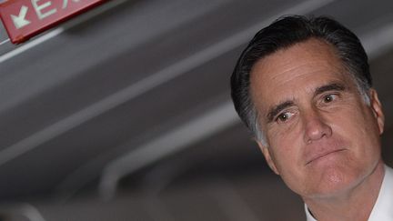 Le candidat&nbsp;malheureux &agrave; la pr&eacute;sidentielle am&eacute;ricaine Mitt Romney, dans un avion entre la&nbsp;Pennsylvanie et le Massachusetts, le 6 novembre 2012. (EMMANUEL DUNAND / AFP)