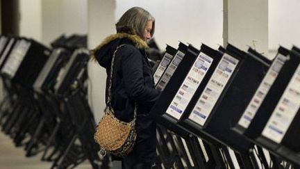 Une femme dépose son bulletin de vote pour l'élection présidentielle américaine dans un centre de vote anticipé à Columbus, dans l'Ohio, un «Swing State», le 15 octobre 2012. ( AFP PHOTO / FILES / JEWEL SAMAD)