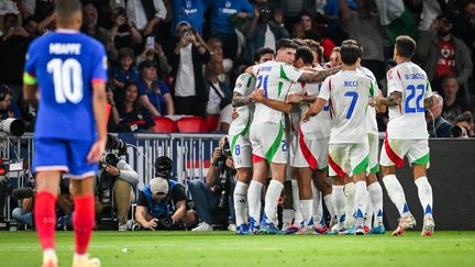 Les Italiens célébrant l'un de leurs trois buts inscrits contre les Bleus en Ligue des nations, le 6 septembre 2024 au Parc des Princes. (MATTHIEU MIRVILLE / AFP)