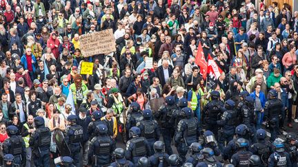 Des manifestants face à la police, lors de la marche contre la vie chère et l'inaction climatique, à Paris, le16 octobre 2022.&nbsp; (MAEVA DESTOMBES / HANS LUCAS / AFP)