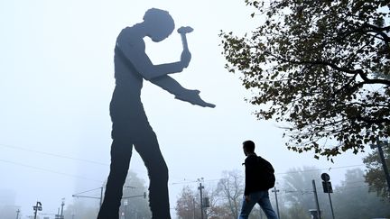 La sculpture "Hammering man" (l'homme martelant) sur une place de Francfort en Allemagne (photo d'illustration). (KIRILL KUDRYAVTSEV / AFP)