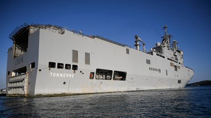 Le porte-hélicoptère français Tonnerre quitte le port de Marseille, le 9 août 2020, en direction de Beyrouth. (CHRISTOPHE SIMON / AFP)