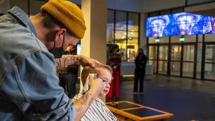 Un salon de coiffure éphémère installé au musée Van Gogh à Amsterdam, le 19 janvier 2022. (EVERT ELZINGA / ANP MAG / AFP)