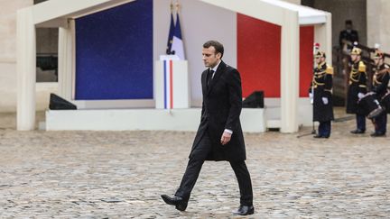 Emmanuel Macron dans la cour de l'hôtel des Invalides de Paris, mercredi 28 mars lors de l'hommage national rendu à Arnaud Beltrame. (LUDOVIC MARIN / AFP)