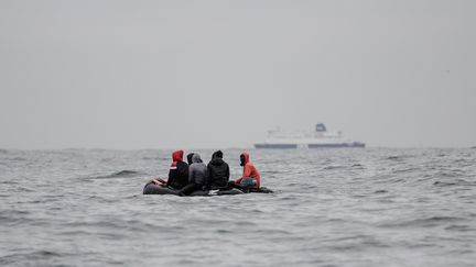 Des migrants tentent de rejoindre le Royaume-Uni, le 27 août 2020, au large de Sangatte (Pas-de-Calais). (SAMEER AL-DOUMY / AFP)