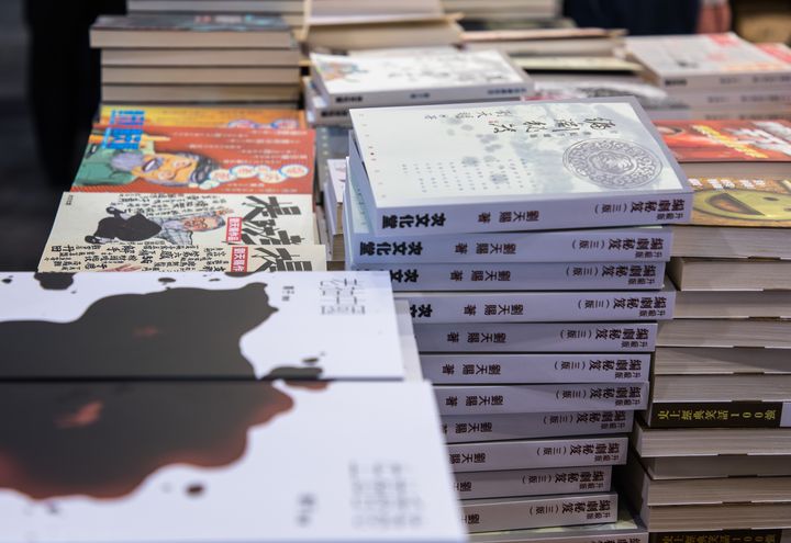 Le livre "Révolution" de Jimmy Pang exposé au Salon du livre de Hong Kong, le 19 juillet 2019. (ELISE LAMBERT / FRANCEINFO)