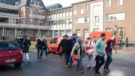 Le personnel et les patients de l'institut Calot, un hôpital de Berck-sur-Mer (Pas-de-Calais), évacuent les lieux après plusieurs incendies, le 9 février 2018. (MAXPPP)