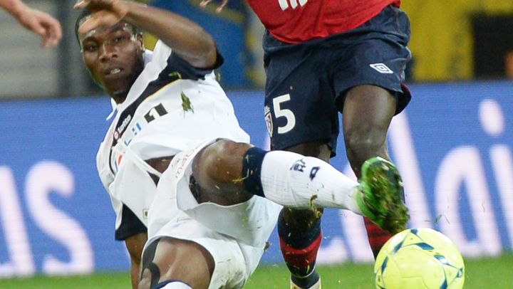 Le joueur de Sochaux Raphael Dias lors du match de son &eacute;quipe &agrave; Lille, le 27 avril 2013. (DENIS CHARLET / AFP)