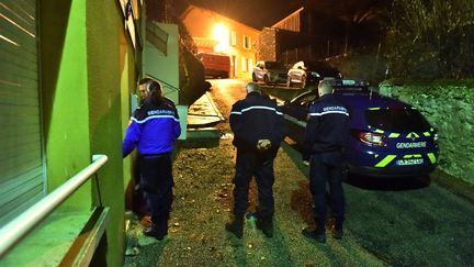 Des gendarmes participent à l'interpellation du père et de l'oncle de Tizio, le 6 janvier 2018, dans l'Aude. (MAXPPP)