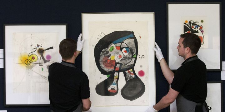 Accrochage des oeuvres de Miró mises aux enchères le 19 mai chez Christie's. Au centre,  "Le Fantôme de l'Atelier".
 (Justin Tallis / AFP)