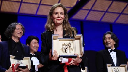 La réalisatrice française Justine Triet, lauréate de la Palme d'or de la 76e édition du Festival de Cannes avec son film "Anatomie d'une chute", le 27 mai 2023. (VALERY HACHE / AFP)