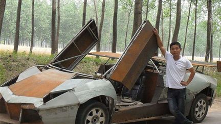 Quand on n'a pas d'argent, il faut avoir des id&eacute;es. Ce Chinois de Suqian (Chine) a donc construit sa propre Lamborghini, ao&ucirc;t 2012. (QUIRKY CHINA NEWS / REX / SIPA)