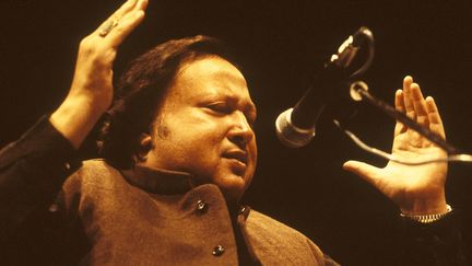 Le chanteur&nbsp;Nusrat Fateh Ali Khan. (RICO D'ROZARIO / REDFERNS via GETTYIMAGES)