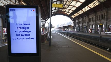 Les transports ont également été affectés par l'entrée en vigueur du confinement. A Strasbourg (Bas-Rhin), les quais de la gare&nbsp;sont déserts, le 18 mars 2020. (FREDERICK FLORIN / AFP)