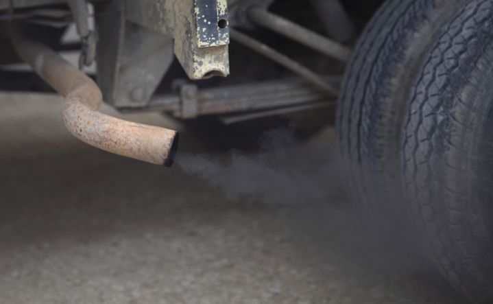 Le carbone suie est produit lors de phénomènes de combustion, notamment par les moteurs diesel. (ERIC GUILLORET / BIOSPHOTO / AFP)