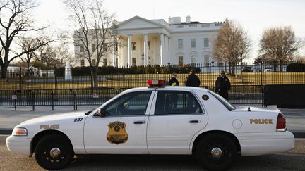 Des membres du Secret Service surveillent la Maison Blanche, le 12 mars 2015, &agrave; Washington (Etats-Unis). (KEVIN LAMARQUE / REUTERS)