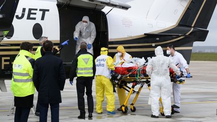 Un malade du Covid-19 est évacué en avion vers Bordeaux (Gironde), le 14 mars 2021 à Orly (Val-de-Marne). (JACQUES WITT / AFP)