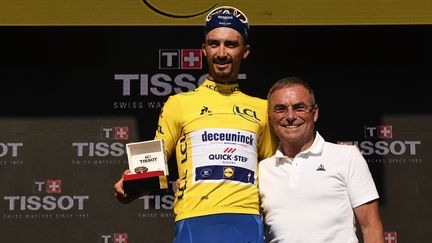 En 2019, Julian Alaphilippe a porté le maillot jaune durant 14 jours. Mais "il lui manque les aptitudes en très haute montagne" pour espérer remporter le Tour, selon Bernard Hinault. (JEFF PACHOUD / AFP)