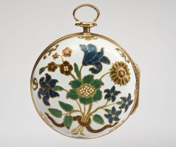 Montre en or, décor champlevé d’émail translucide rouge et vert sur fond d’émail blanc opaque, Julien Le Roy, Paris, vers 1745. MRAH, inv. 2802
 (Musée du Cinquantenaire de Bruxelles)