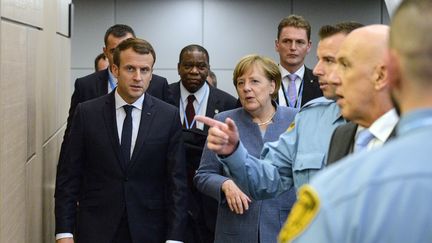 Emmanuel Macron et Angela Merkel lors de la COP23, le 15 novembre 2017 à Bonn, en Allemagne.&nbsp; (PHILIPP GUELLAND/POOL / DPA)