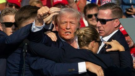 L'ancien président américian Donald Trump, quelques minutes après une tentative d'assassinat lors d'un meeting à Butler, en Pennsylvanie, le 13 juillet 2024. (REBECCA DROKE / AFP)