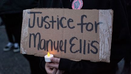 Une veillée pour Manuel Ellis, à Tacoma (Washington), le 3 juin 2020.&nbsp; (DAVID RYDER / GETTY IMAGES NORTH AMERICA/ AFP)