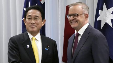 Le Premier ministre japonais, Fumio Kishida (à gauche) et le Premier ministre australien, Anthony Albanese (à droite) à Perth, en Australie le 22 octobre 2022. (Kyodo/MAXPPP)