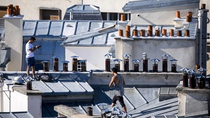 Sur les toits de Paris, on trouve des artisans et des visiteurs parfois téméraires. Photo d'illustration datée du 11 septembre 2018 (VINCENT ISORE / MAXPPP)