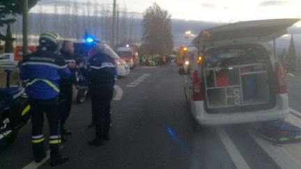 Les secours à Millas (Pyrénées-Orientales) sur le lieu de la collision entre un bus et un train.&nbsp; (MATTHIEU FERI / RADIO FRANCE)