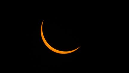 Un croissant de soleil apparaît à quelques minutes de l'éclipse totale, le 21 août 2017 à Madras, dans l'Oregon (Etats-Unis). (STAN HONDA / AFP)