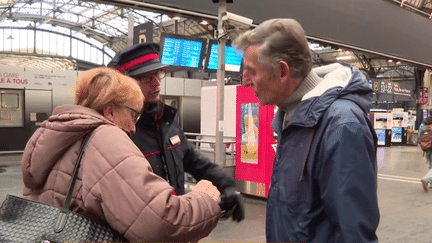 Après le sabotage qui a touché la gare de l'Est, à Paris, mardi 24 janvier, la situation s'améliore lentement, mercredi. Mais l'organisation demeure délicate et de nombreux voyageurs ont encore du mal à s'y retrouver. (franceinfo)