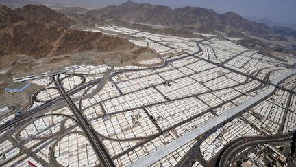 Vue a&eacute;rienne des dizaines de milliers de tentes qui accueillent les p&eacute;lerins &agrave; Mina pr&egrave;s de La Mecque pendant l'A&iuml;d-el-K&eacute;bir, le 16 octobre 2013. (FAYEZ NURELDINE / AFP)