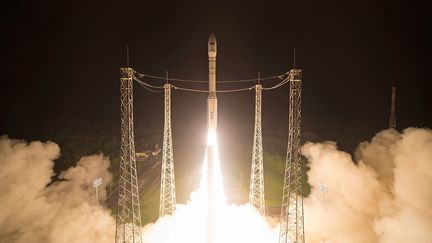 Une fusée Vega transportant le&nbsp;satellite Sentinel-2B est lancée le 7 mars 2017 à Kourou, en Guyane. (STEPHANE CORVAJA / EUROPEAN SPACE AGENCY / AFP)