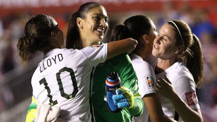 Carli Lloyd dans les bras de sa coéquipière Hope Solo