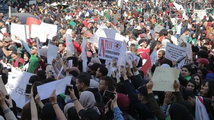 Des étudiants algériens&nbsp;manifestent après l'annonce du président&nbsp;Abdelaziz Bouteflika d'un report de l'élection présidentielle, le 12 mars 2019, à Alger. (FAROUK BATICHE / DPA / AFP)