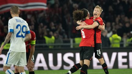 L'étreinte entre les Rennais Arthur Theate et Birger Meling, suite à la victoire du Stade rennais contre le Dynamo Kiev en Ligue Europa, le 6 octobre 2022 (LOIC VENANCE / AFP)