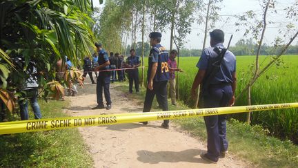 Des policiers bangladais sur les lieux de l'assassinat d'un Japonais, le 3 octobre 2015. (SONY RAMANY / NURPHOTO / AFP)